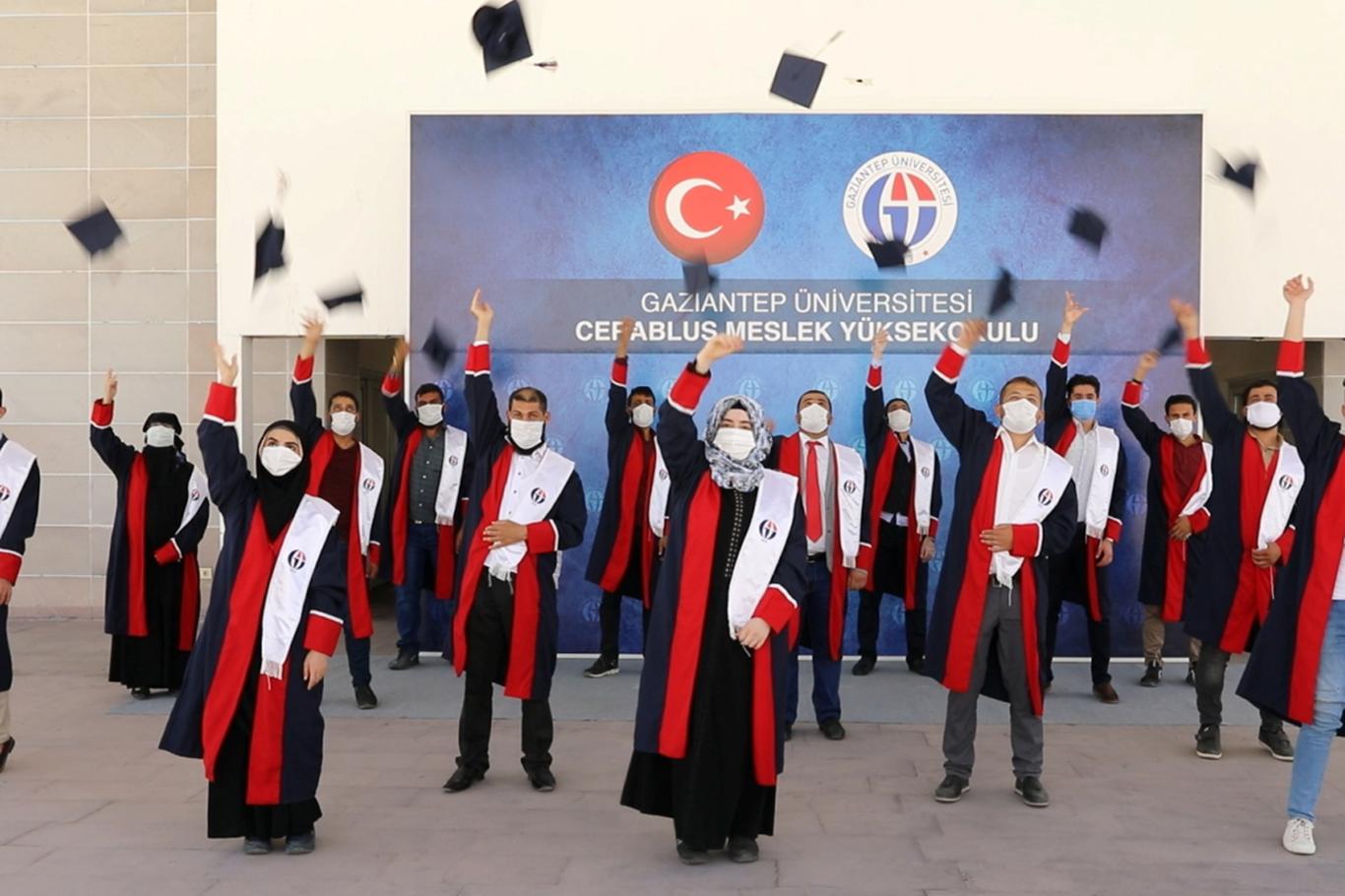 Suriyeli öğrencilerin mezuniyet coşkusu